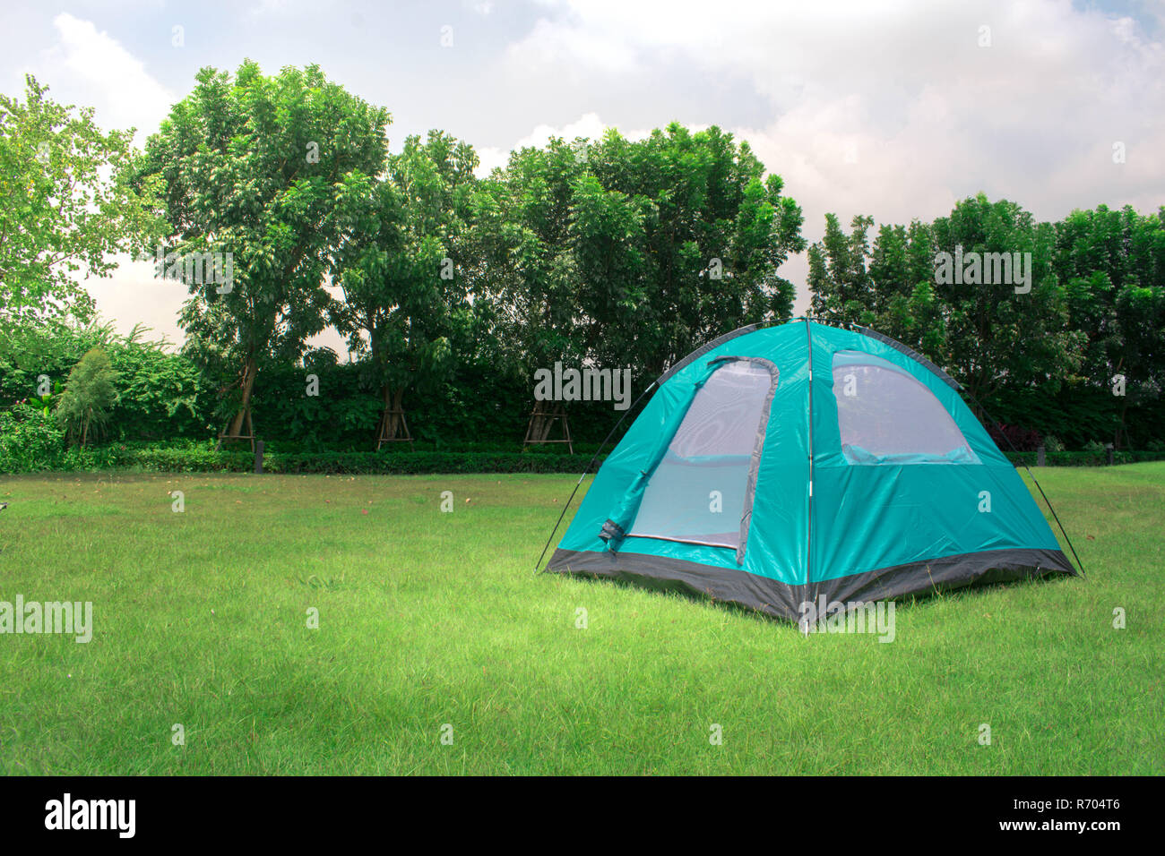 Photo paysage de tente de camping sur le parc vert avec arbres et vue sur  le ciel en arrière-plan Photo Stock - Alamy