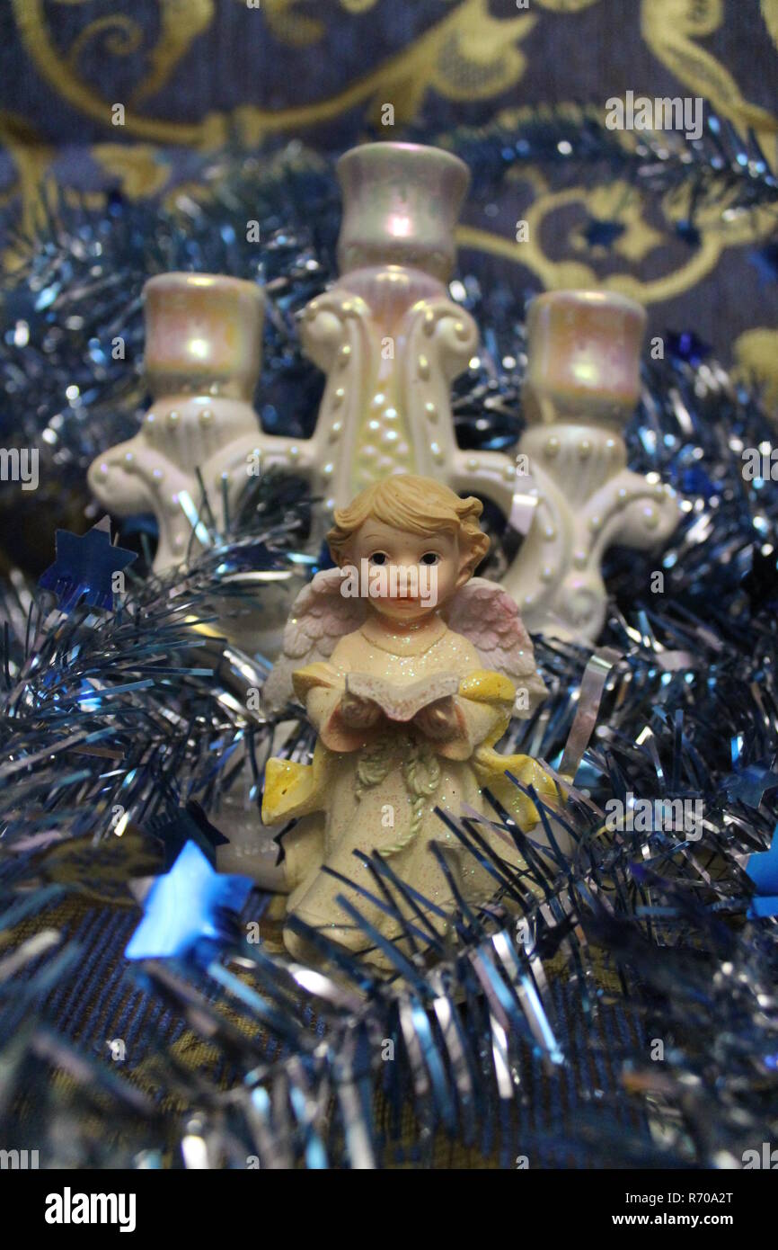Belle figure de la porcelaine prier ange avec bougie en bleu brillant décor sparks pour Noël et Nouvel An Banque D'Images