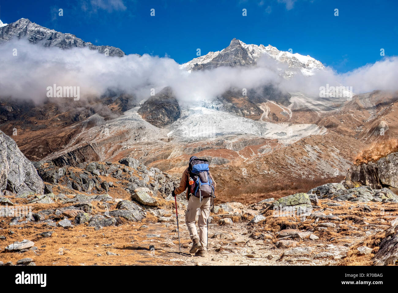 Le Népal, randonneur à la vallée de Langtang Langtang Lirung avec massif de montagne dans l'arrière-plan Banque D'Images