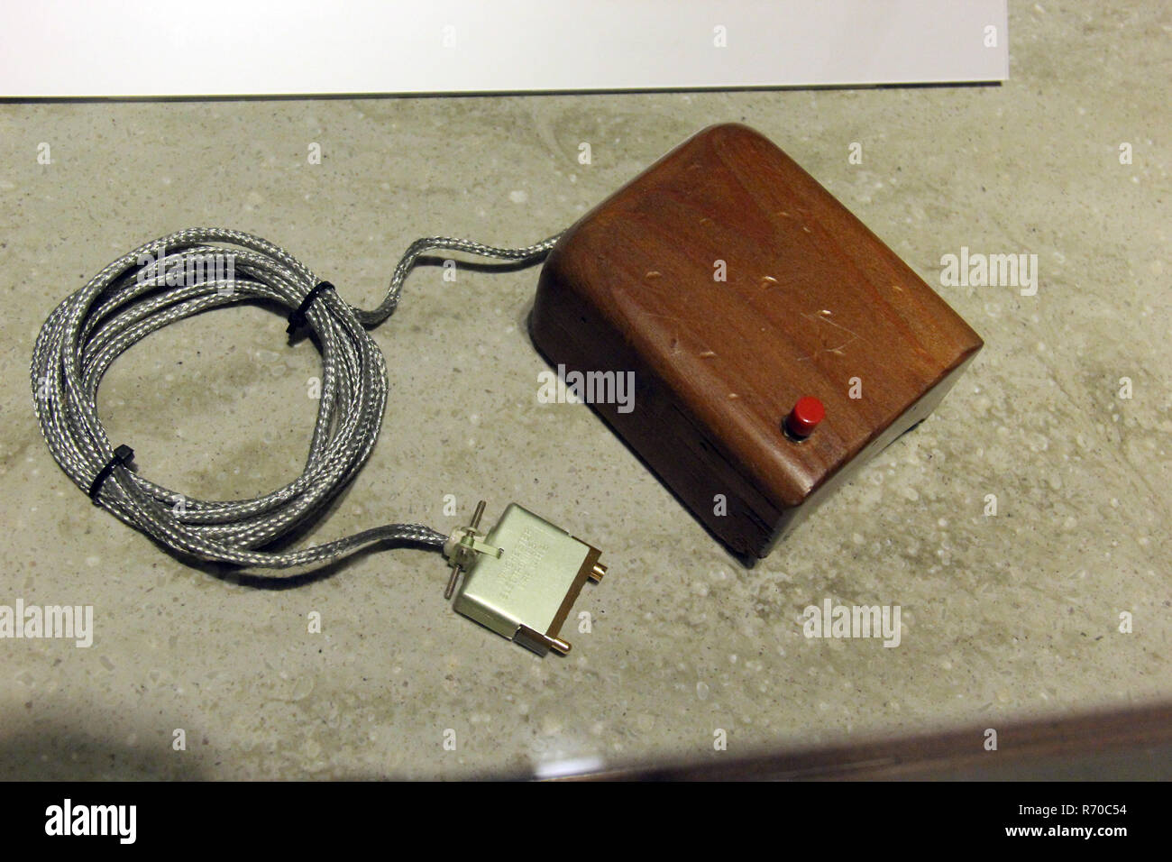 Sur la montagne, USA. 30 Juin, 2012. Une réplique de la première souris d' ordinateur par Douglas C. Engelbart au Computer Museum à Mountain View,  Californie. (Zu dpa '50 ans souris d'ordinateur :