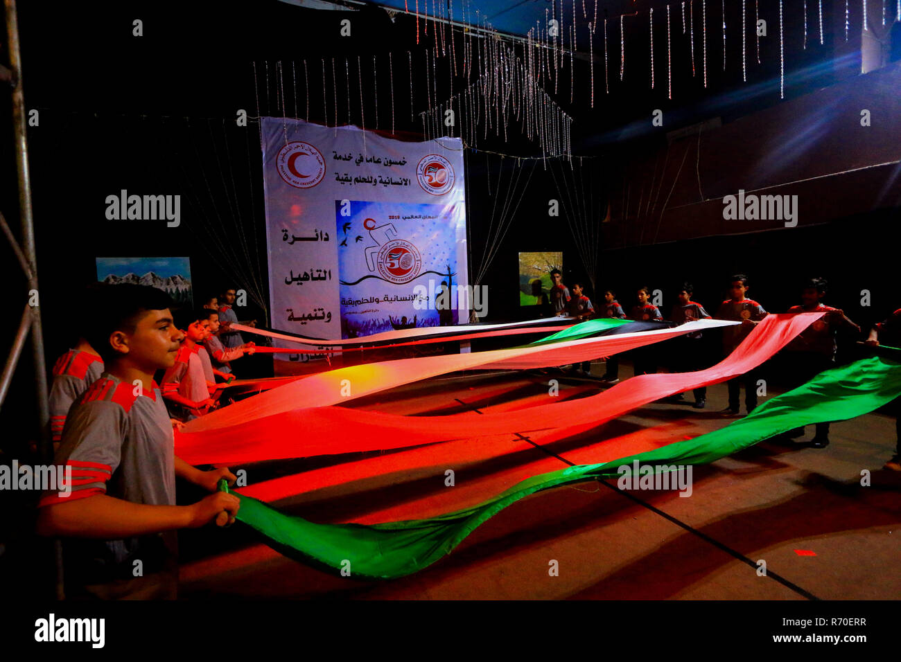 6 décembre 2018 - Une cérémonie avec des spectacles folkloriques traditionnels a lieu à Khan Younis, dans le sud de la bande de Gaza, pour célébrer le 50e anniversaire de la Société du Croissant-Rouge palestinien, qui a été officiellement créée en décembre 1968. La cérémonie, qui a été organisée par le service de réadaptation de la Société du Croissant-Rouge palestinien à Khan Younis, a également observé la Journée internationale des personnes handicapées. Le Pakistan est l'un des principaux fournisseurs de services à but non lucratif de services sociaux et médicaux en Cisjordanie et de la bande de Gaza. Il fournit également des soins de santé s Banque D'Images