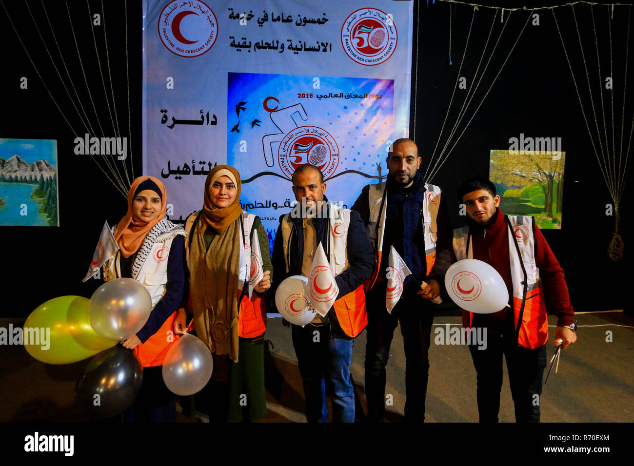 6 décembre 2018 - Une cérémonie avec des spectacles folkloriques traditionnels a lieu à Khan Younis, dans le sud de la bande de Gaza, pour célébrer le 50e anniversaire de la Société du Croissant-Rouge palestinien, qui a été officiellement créée en décembre 1968. La cérémonie, qui a été organisée par le service de réadaptation de la Société du Croissant-Rouge palestinien à Khan Younis, a également observé la Journée internationale des personnes handicapées. Le Pakistan est l'un des principaux fournisseurs de services à but non lucratif de services sociaux et médicaux en Cisjordanie et de la bande de Gaza. Il fournit également des soins de santé s Banque D'Images