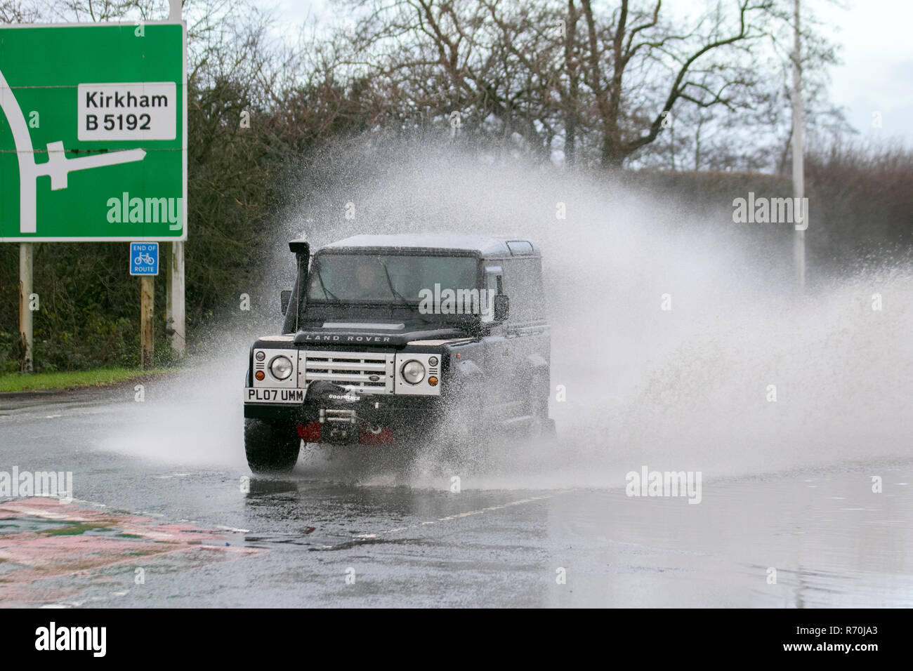 Preston, Lancashire. 7 décembre 2018. Météo au Royaume-Uni : Land Rover avec échappement en plongée libre, sur les routes inondées après une forte pluie d'une nuit, pour des conditions de conduite difficiles et dangereuses. Banque D'Images