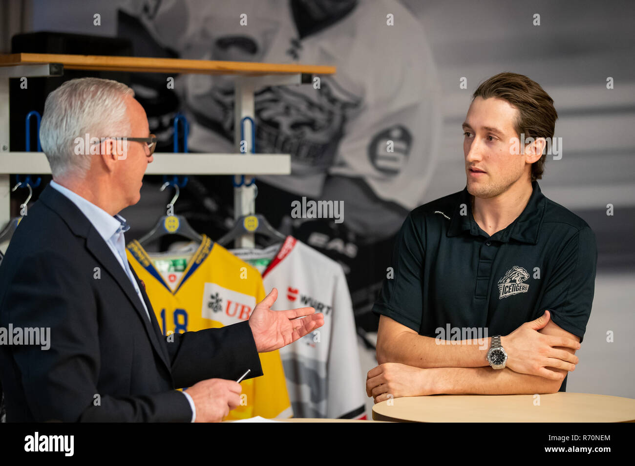 Nuremberg, Bavière, Allemagne. 7 décembre 2018.Brandon Buck (r), de l'attaquant Thomas Sabo Ice Tigers, parle à Georges Lüchinger, porte-parole de la Coupe Spengler, au cours de la conférence de presse pour la Coupe Spengler 2018. La Spengler Cup 2018 aura lieu à Davos (Suisse) du 26 au 31 décembre 2018. Dpa : Crédit photo alliance/Alamy Live News Banque D'Images