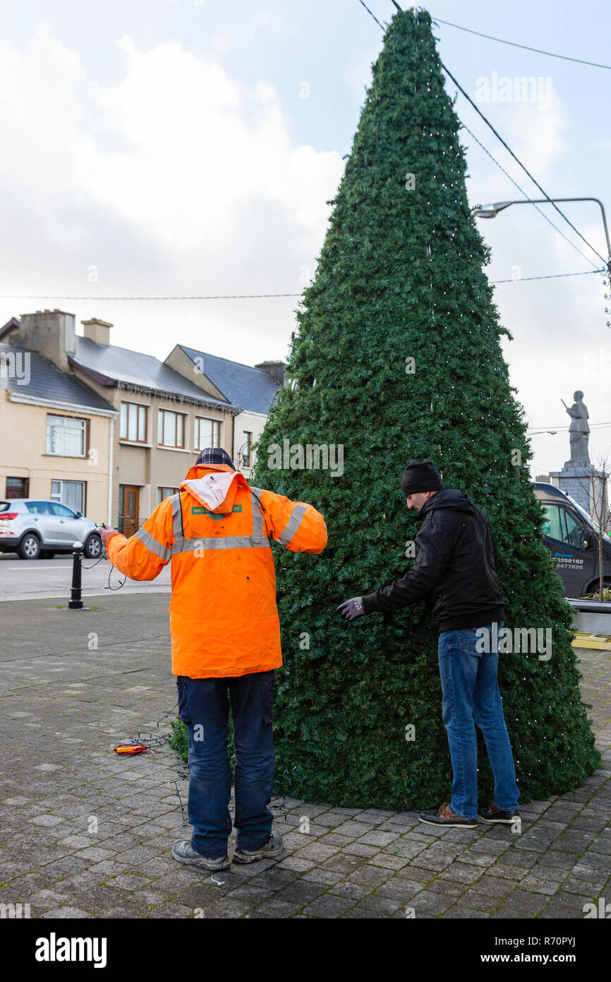 L'érection d'électriciens et d'éclairage d'un arbre de Noël en métal Cahersiveen, comté de Kerry, Irlande Banque D'Images