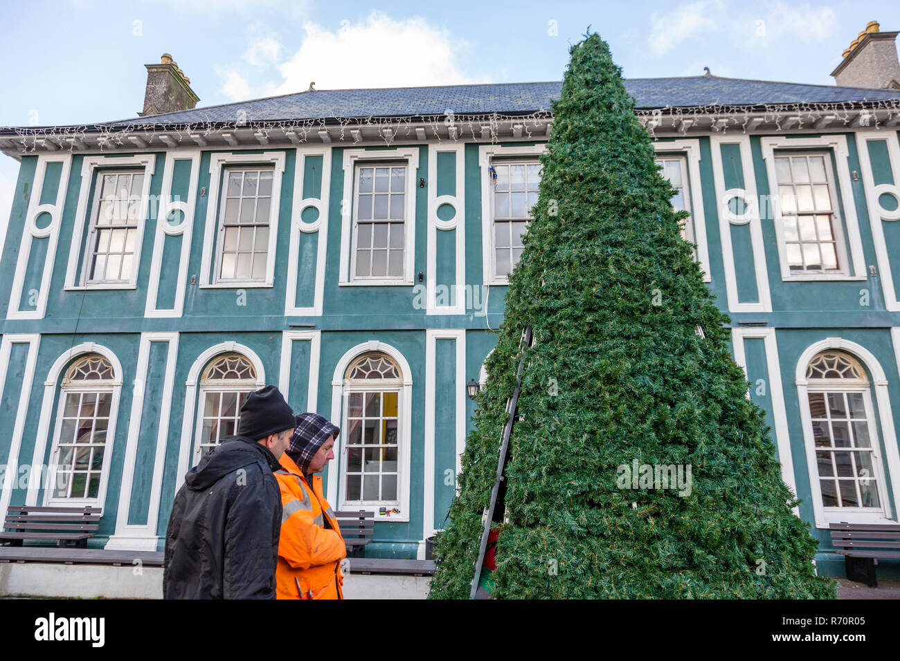 L'érection d'électriciens et d'éclairage d'un arbre de Noël en métal Cahersiveen, comté de Kerry, Irlande Banque D'Images