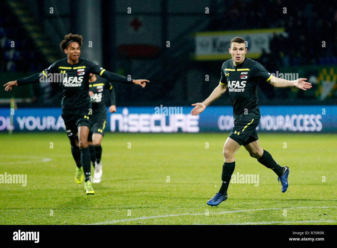 Sittard, Linburg, Pays-Bas. 7 décembre 2018, la saison 2018-2019 de l'Eredivisie., 07-12-2018, Fortuna Sittard Stadium, AZ player Oussama Idrissi partitions et célébrer le 0-2 pendant le jeu Fortuna Sittard - AZ. AZ player Calvin Stengs (L) : Crédit Photos Pro/Alamy Live News Banque D'Images