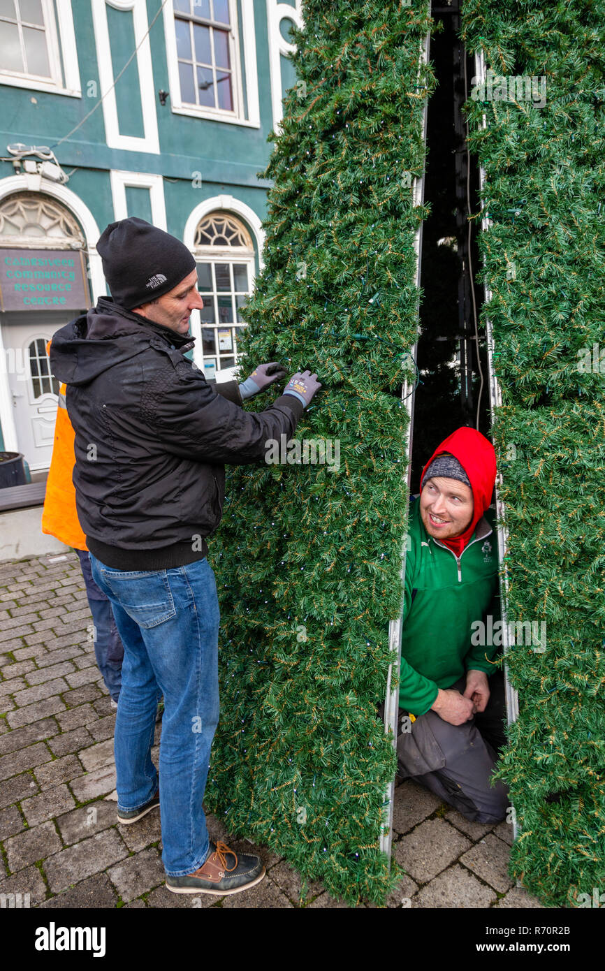 L'érection d'électriciens et d'éclairage d'un arbre de Noël en métal Cahersiveen, comté de Kerry, Irlande Banque D'Images