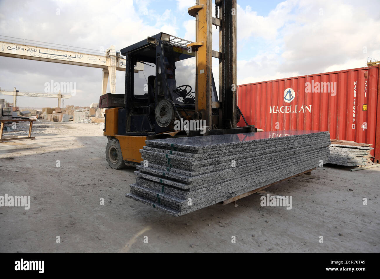 Le Caire, Égypte. 6e déc, 2018. Un chariot élévateur s'exécute dans une usine de marbre et de granit au Caire, en Egypte, le 6 décembre 2018. Shaq dans al-thu'ban grande marbre et granit grappe industrielle près de la capitale égyptienne du Caire Maadi, à 40 coopératives chinois et égyptiens et 30 usines de granit en usines ont beaucoup contribué à stimuler l'industrie dans le plus peuplé des pays arabes. Credit : Ahmed Gomaa/Xinhua/Alamy Live News Banque D'Images