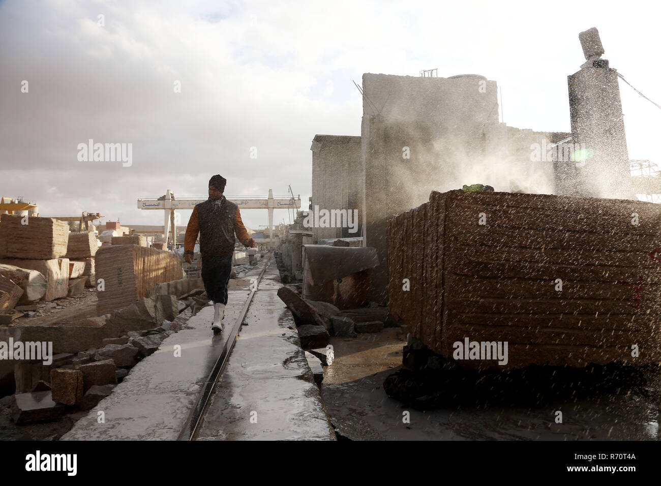 Le Caire, Égypte. 6e déc, 2018. Un homme marche dans une usine de marbre et de granit au Caire, en Egypte, le 6 décembre 2018. Shaq dans al-thu'ban grande marbre et granit grappe industrielle près de la capitale égyptienne du Caire Maadi, à 40 coopératives chinois et égyptiens et 30 usines de granit en usines ont beaucoup contribué à stimuler l'industrie dans le plus peuplé des pays arabes. Credit : Ahmed Gomaa/Xinhua/Alamy Live News Banque D'Images