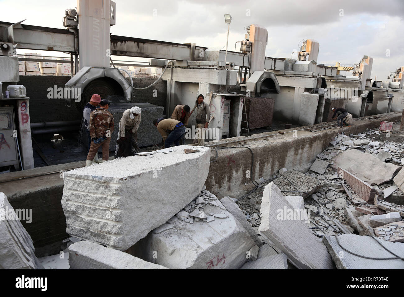 Le Caire, Égypte. 6e déc, 2018. Les gens travaillent dans une usine de marbre et de granit au Caire, en Egypte, le 6 décembre 2018. Shaq dans al-thu'ban grande marbre et granit grappe industrielle près de la capitale égyptienne du Caire Maadi, à 40 coopératives chinois et égyptiens et 30 usines de granit en usines ont beaucoup contribué à stimuler l'industrie dans le plus peuplé des pays arabes. Credit : Ahmed Gomaa/Xinhua/Alamy Live News Banque D'Images
