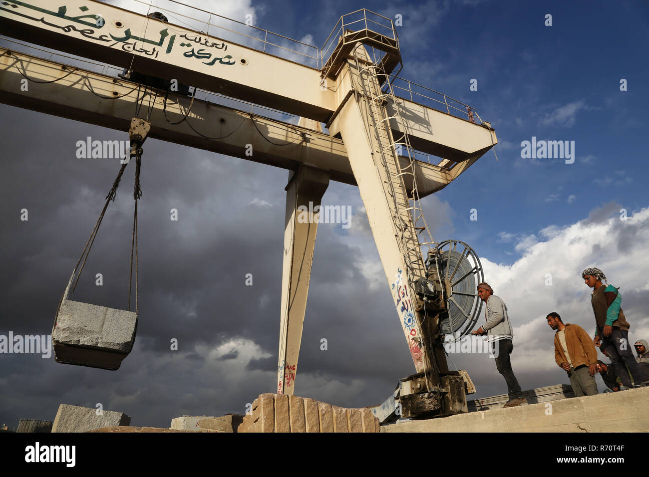 Le Caire, Égypte. 6e déc, 2018. Les gens travaillent dans une usine de marbre et de granit au Caire, en Egypte, le 6 décembre 2018. Shaq dans al-thu'ban grande marbre et granit grappe industrielle près de la capitale égyptienne du Caire Maadi, à 40 coopératives chinois et égyptiens et 30 usines de granit en usines ont beaucoup contribué à stimuler l'industrie dans le plus peuplé des pays arabes. Credit : Ahmed Gomaa/Xinhua/Alamy Live News Banque D'Images