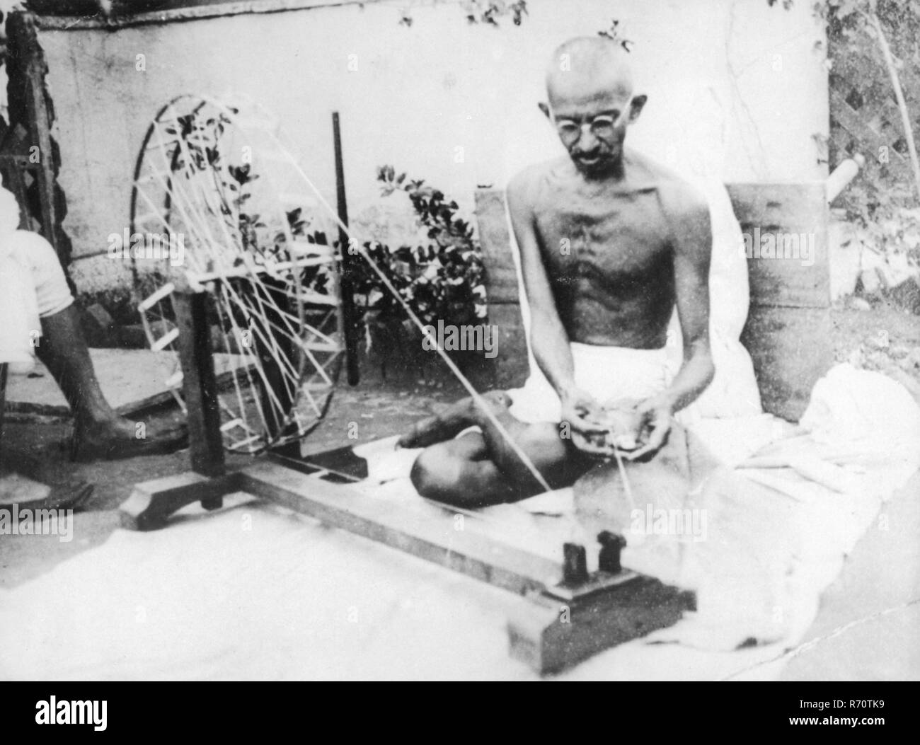 Mahatma Gandhi filature manuelle fil de coton sur roue manuelle charkha ; Inde ; Asie ; Indien ; asiatique ; ancienne image vintage 1900s Banque D'Images