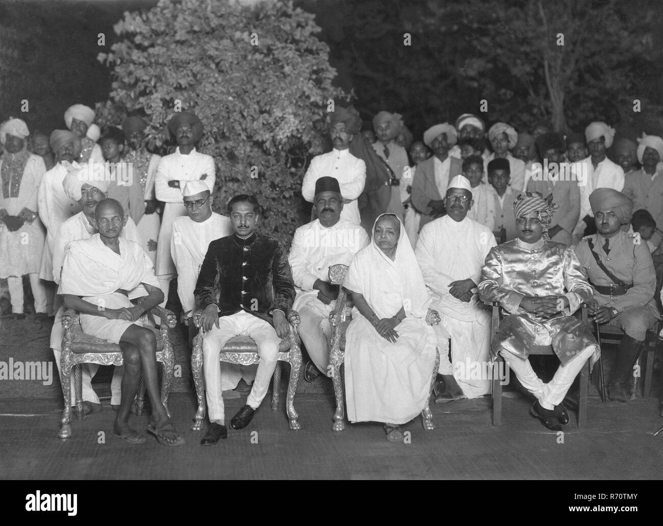 Mahatma Gandhi et Katurba avec le dirigeant de Rajkot, Gujarat, Inde, mai 1939, ancienne image du millésime 1900 Banque D'Images