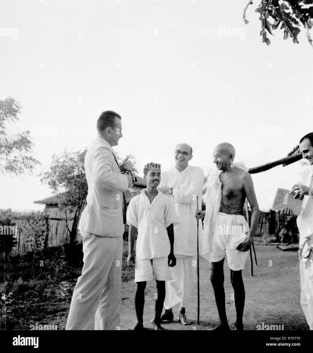 Mahatma Gandhi avec visiteur des Etats-Unis à Sebagram Ashram, Wardha, Maharashtra, Inde, 1940, ancienne image vintage du 1900 Banque D'Images
