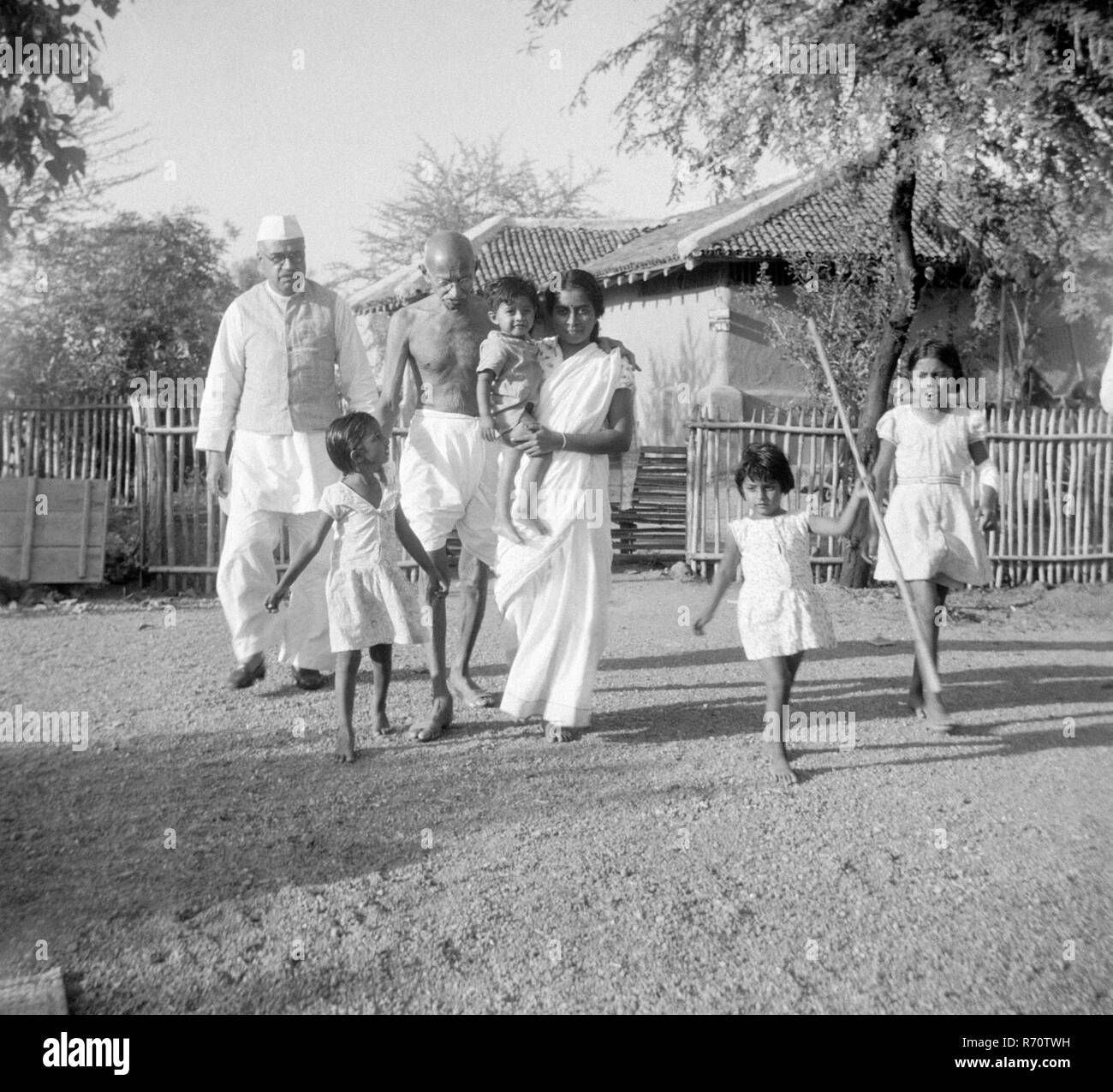 Mahatma Gandhi avec des enfants à Sebagram Ashram, Wardha, Maharashtra, Inde, 1940, ancienne image vintage du 1900 Banque D'Images