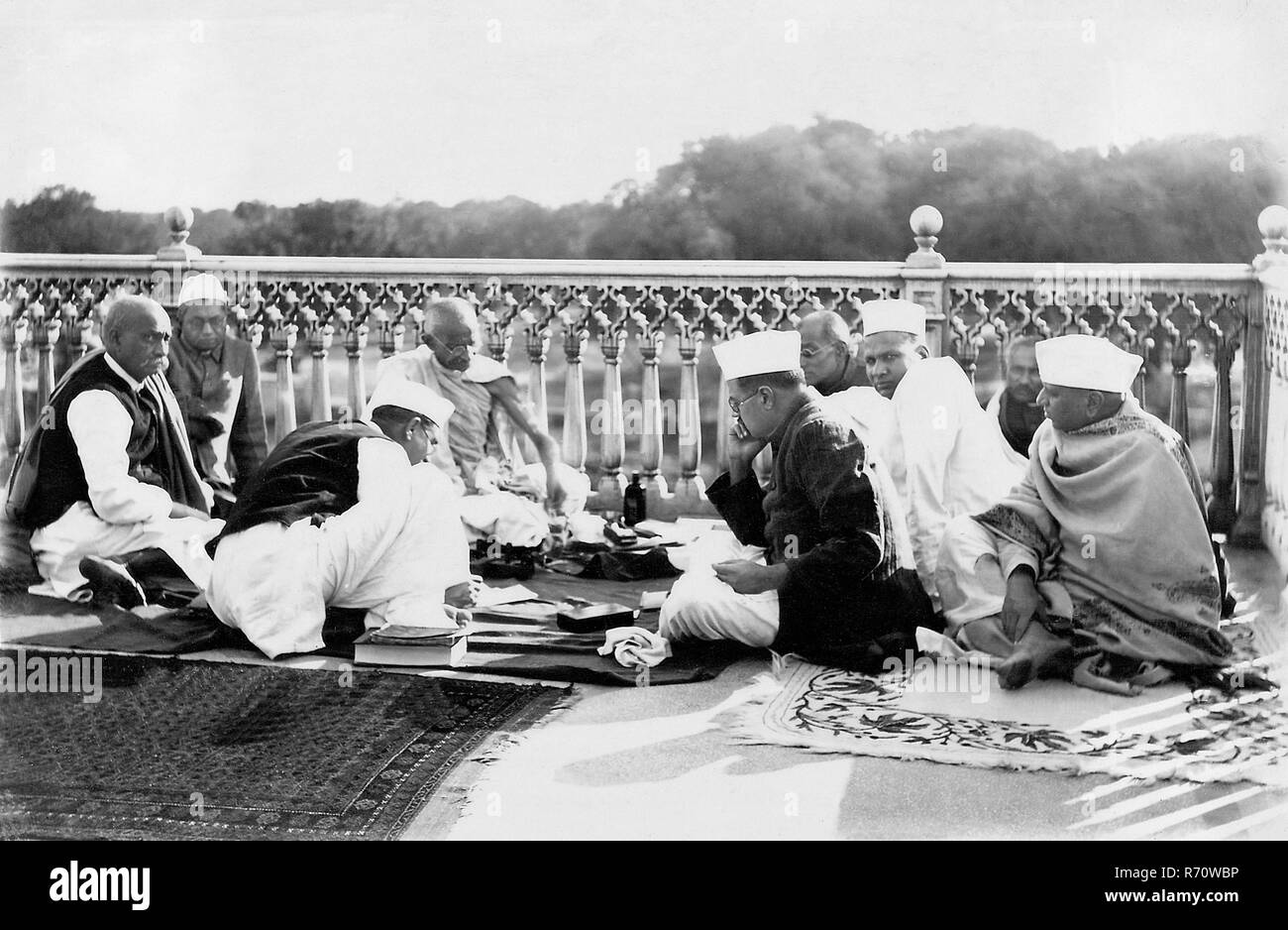 Mahatma Gandhi avec des partisans dans une réunion sur la terrasse à Allahabad, Uttar Pradesh, Inde, janvier 1931, ancienne image du millésime 1900 Banque D'Images