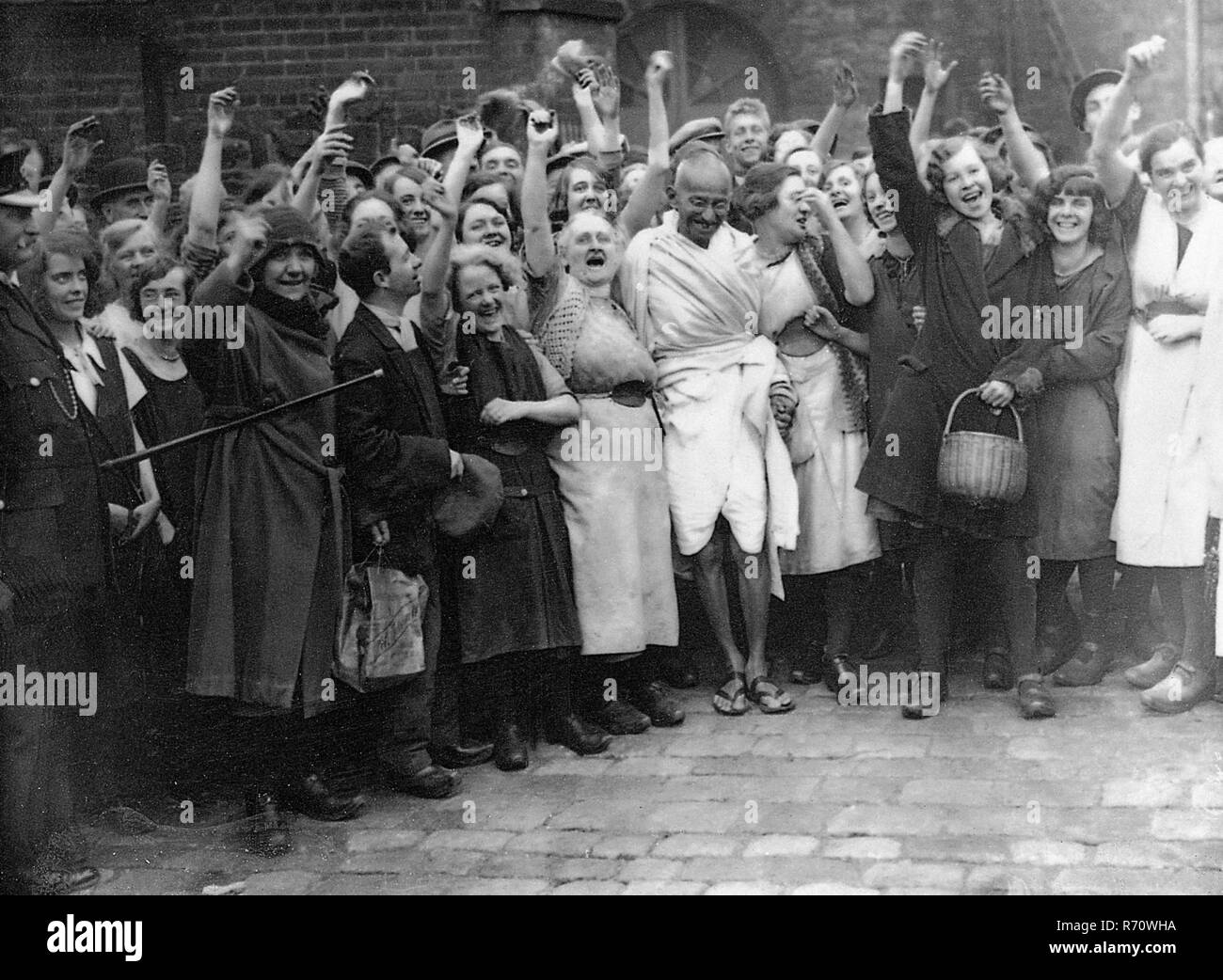 Mahatma Gandhi avec des travailleurs du textile à Darwen, Lancashire, Angleterre, 26 septembre 1931 Banque D'Images