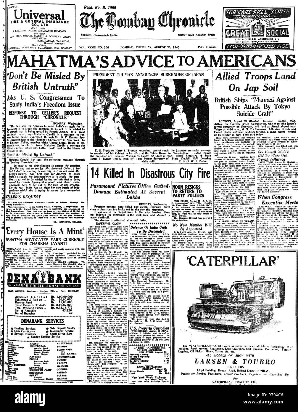 Mahatma Gandhi news sur la première page du journal Bombay Chronicle, 30 août 1945, ancienne image du millésime 1900 Banque D'Images