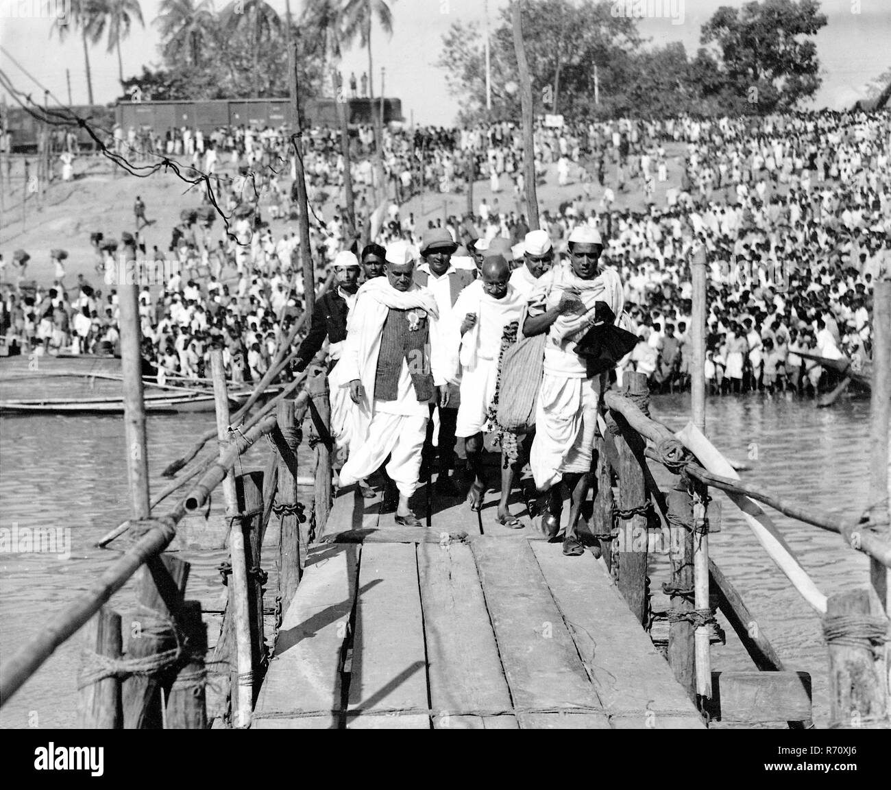 Pont en bois traversant le Mahatma Gandhi lors de sa tournée à Assam, Inde Banque D'Images