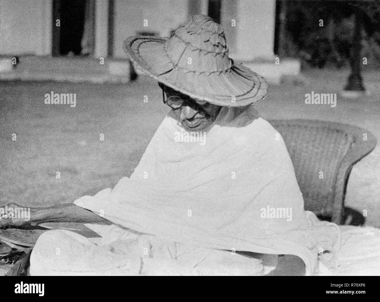 Mahatma Gandhi portant un chapeau Noakhali tout en tournant à Birla House, New Delhi, Inde, novembre 1947, ancienne image vintage 1900 Banque D'Images