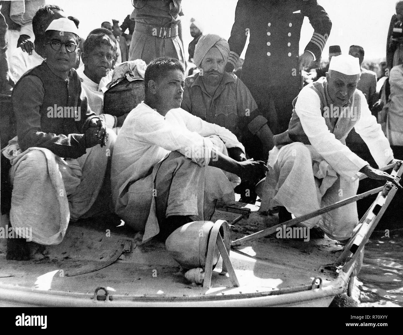 Jawaharlal Nehru, Devdas Gandhi et Ramdas Gandhi avec l'urne avec Mahatma Gandhi cendres sur bateau à la confluence des fleuves Gange, Yamuna et Saraswati, Allahabad, Uttar Pradesh, Inde, 12 février 1948, ancienne image vintage du 1900 Banque D'Images