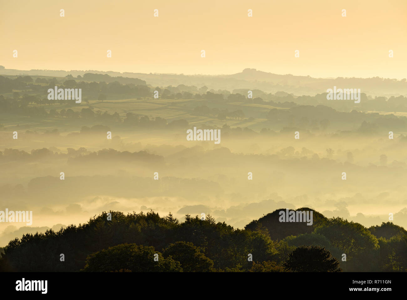 Longue distance et brumeuse, tôt le matin, vue sur la pittoresque vallée rurale Wharfedale, dans la brume ou brouillard - près de Bradford, West Yorkshire, England, UK Banque D'Images
