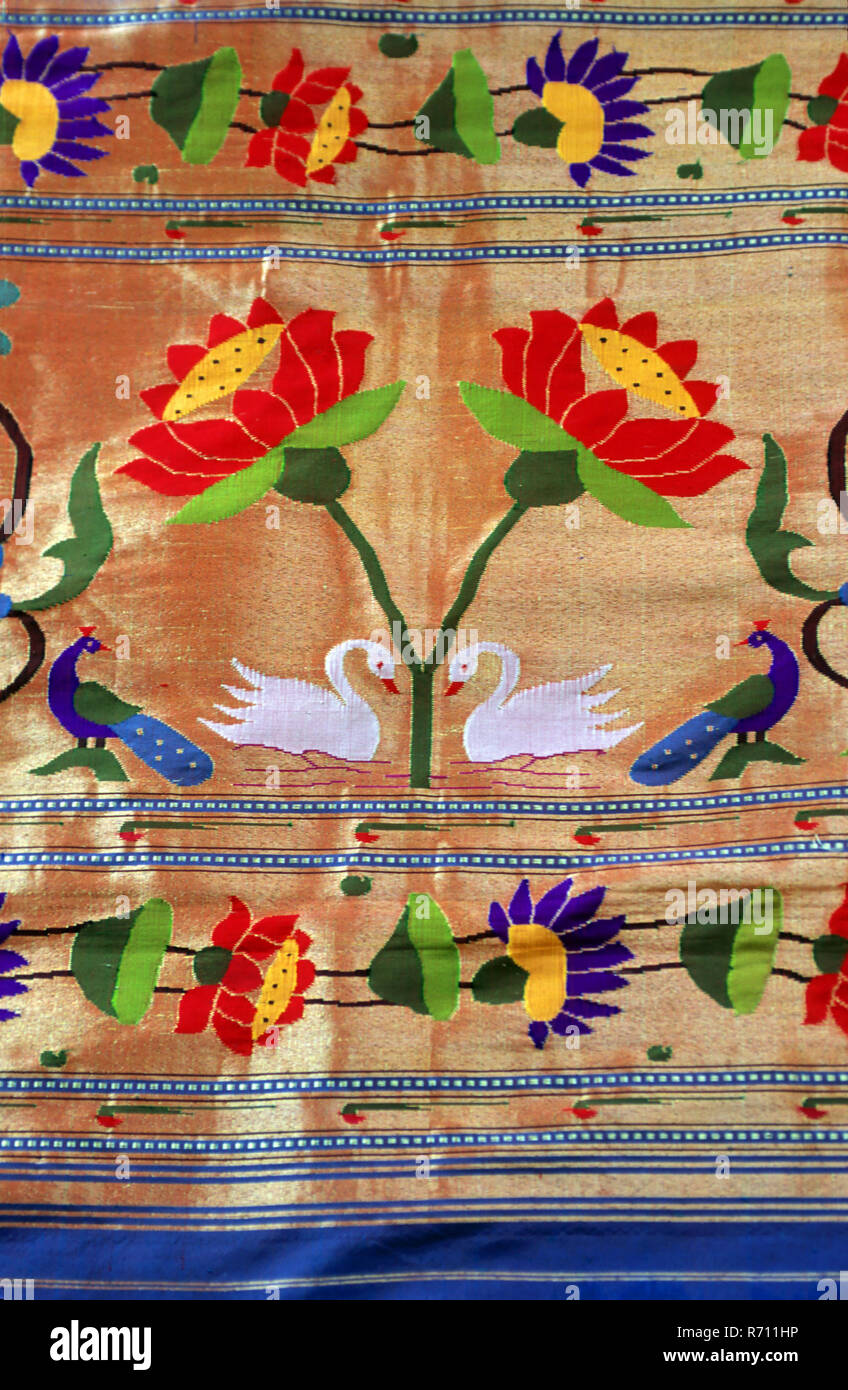 Paithani saree frontière sari design fleurs swans paons Inde Indien Banque D'Images