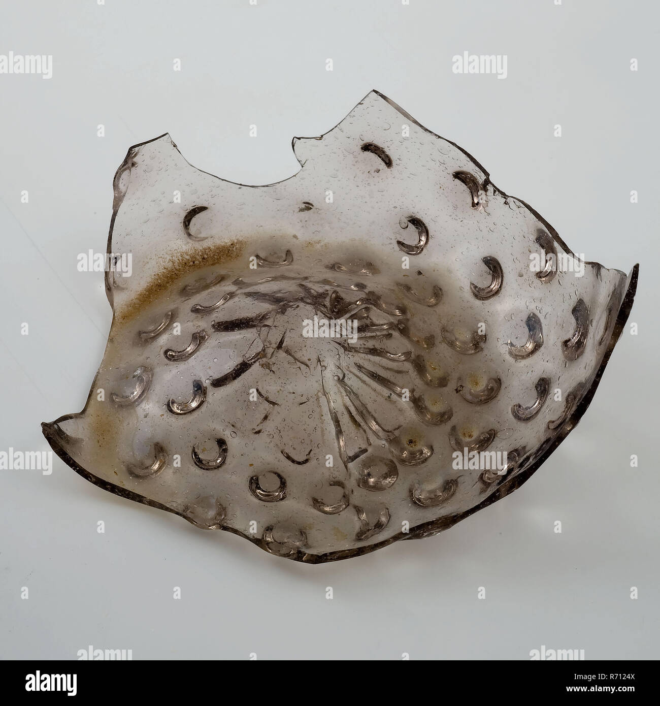 Bas avec picots stimulants de tasse blanche tasse, boire de l'alcool porte-bateau, l'archéologie du verre trouver sol Rotterdam City Triangle Pakkenbrug découverte archéologique de New Haven dans le sol Nieuwe Haven cloaque 2ème (place) 22-08-1980 (appartenant à des maisons sur le côté sud de Nieuwe Haven). Banque D'Images