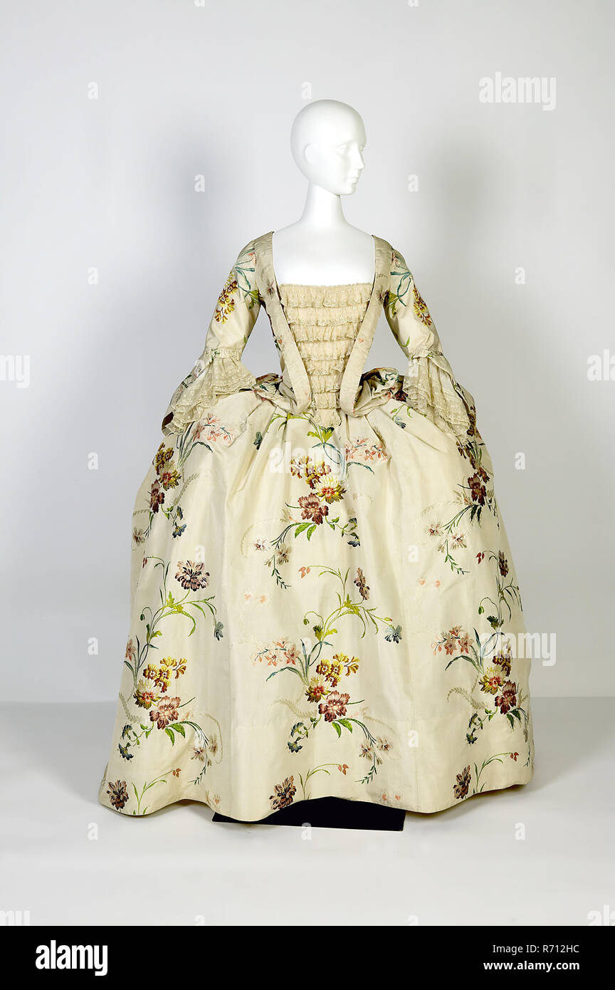 Mantoue, deux-pièces robe et jupe de soie de couleur crème avec des fleurs de couleur morte, l'estomac pièces ensemble avec tulle, tulle engagements sur les manches, corps corps robe robe robe de vêtements pour femmes Vêtements de coton soie tulle plomb , retour 136,0, 32,0 w 37,0 avant de l'épaule, manchon cousu main textile robe (corps et jupe) et de l'acier à partir du tissu en question. Redingote de soie de couleur crème avec grande fleur morte en vert jaune bleu vieux rose brun et blanc corps : à partir de la redingote de l'épaule, deux plis qui disparaissent dans le wonzed morceaux hip du bâtiments miniers et courir le long de l'open fronts. Banque D'Images