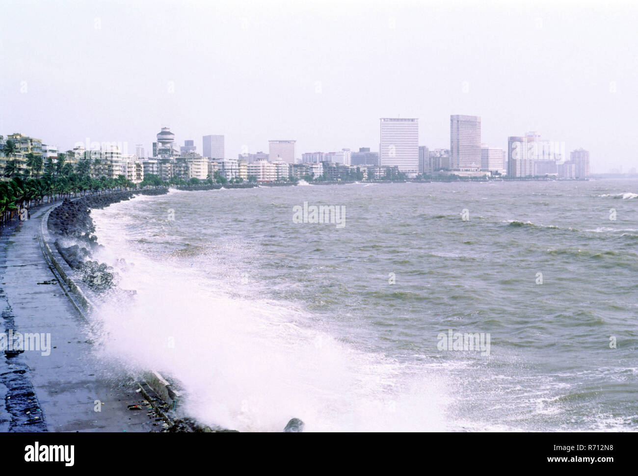 Les raz de marée à Marine Drive, Bombay Mumbai, Maharashtra, Inde Banque D'Images