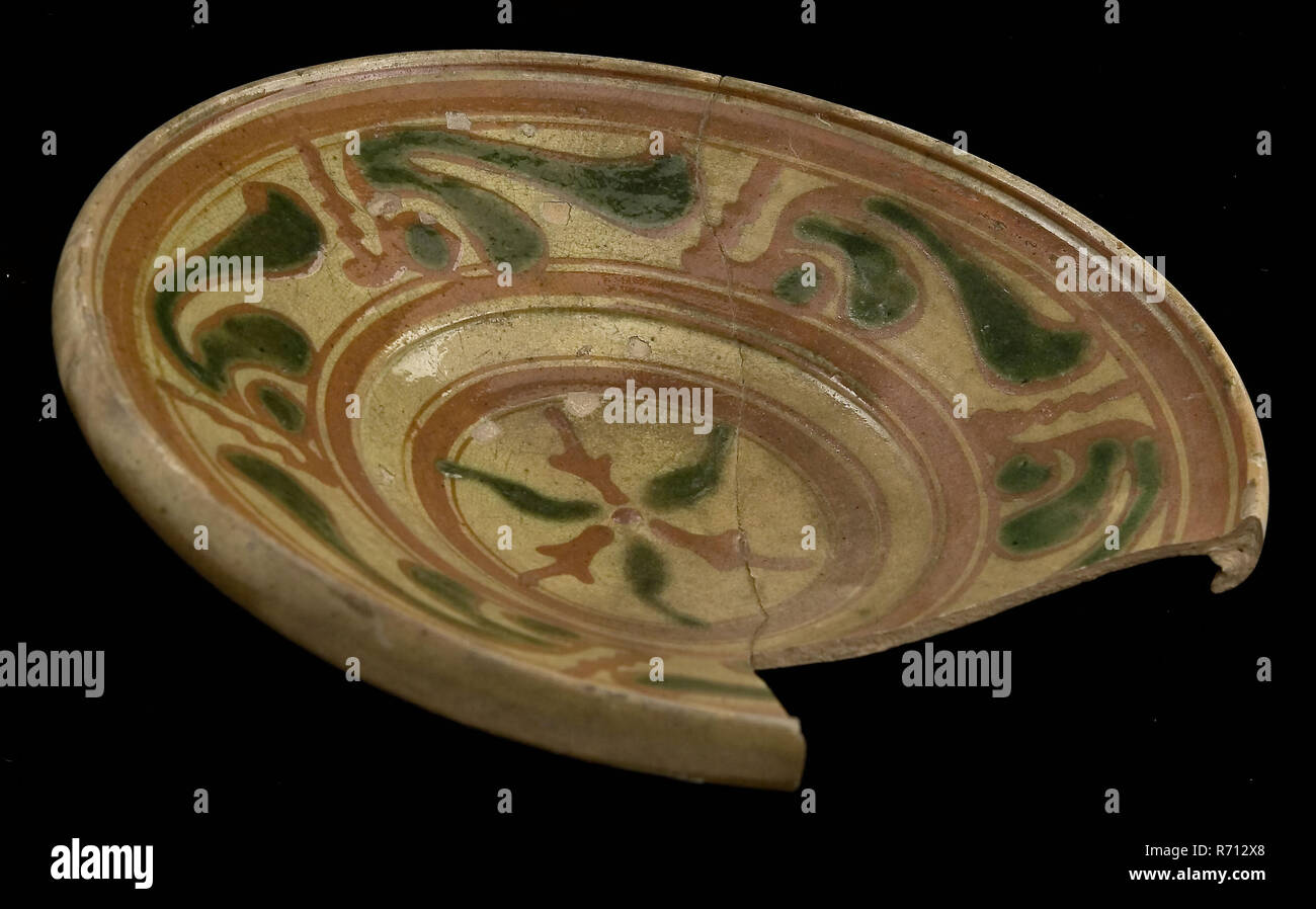 En Faïence De Rouge Jaune Et Vert De La Vase Décoration