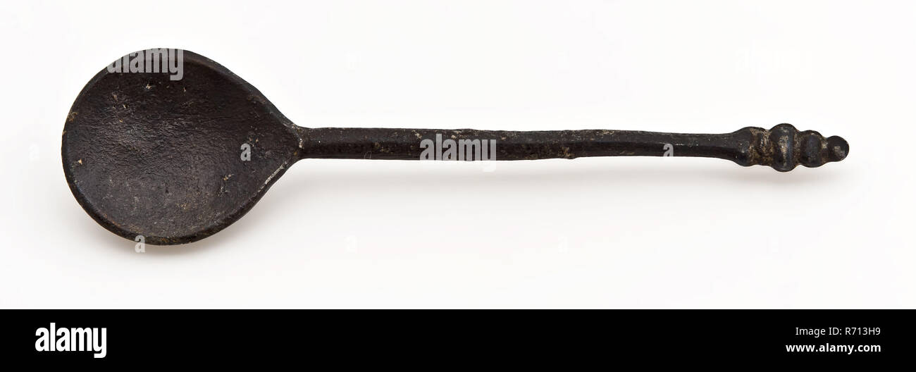 Cornelis van Houten ?, avec une cuillère en étain en forme de figue bol, tige avec section transversale ronde et en forme de bouton de fin, petite taille, sol couverts cuillère métal moulé, trouver petite cuillère avec lame pelle presque rond et peu profond à tige droite fine se terminant en bouton. Marqué au centre de la feuille en bas sommé d'une rose marque dans laquelle les lettres : BANGAH ? Archéologie Banque D'Images