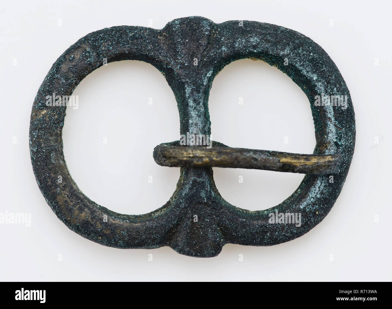 Double-boucle ovale avec milieu post et Sting, petite taille, boucle de  composante, de fixation en métal cuivre bronze trouver, de l'archéologie  Photo Stock - Alamy