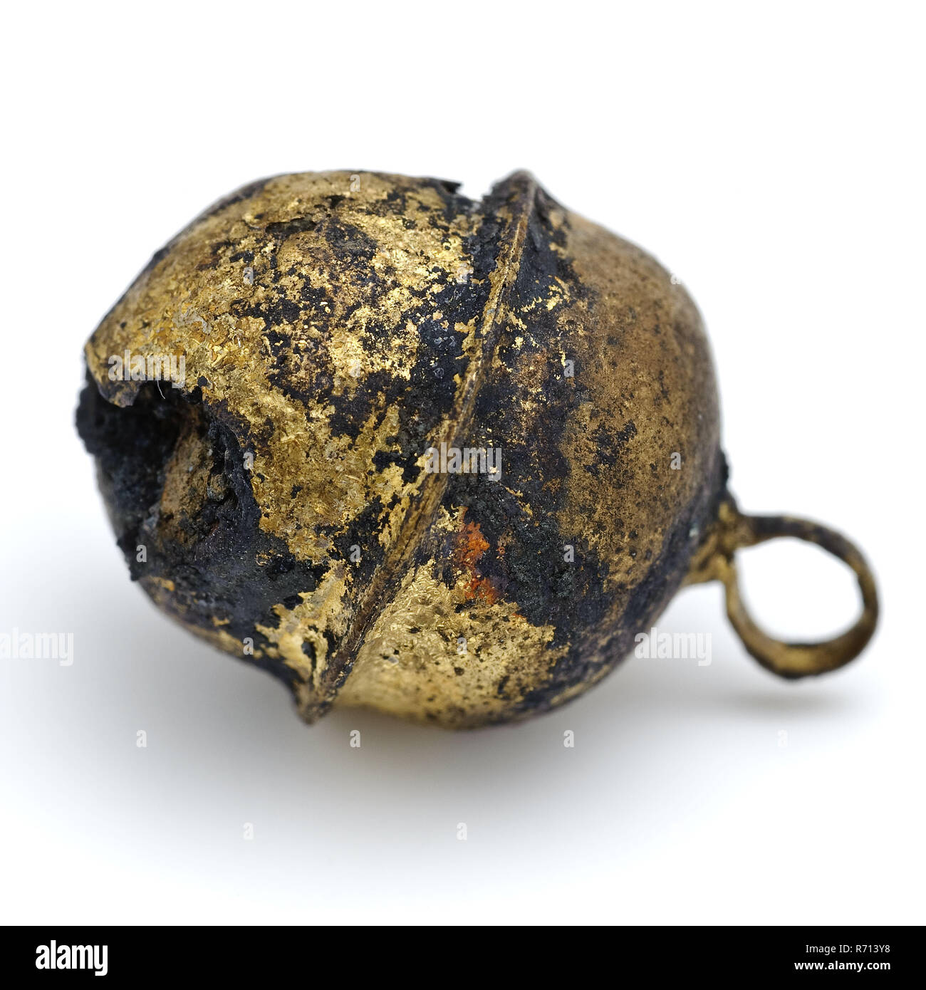 Cloche en laiton de hochet, avec eye toy bell, instrument de musique relaxante fondations soundstuff cuivre laiton métal, petite cloche de cuivre de l'archéologie de la ville de Rotterdam rattle musique Triangle Meent Market Binnenrotte claquement de l'enfant jouer maternelle fosse découverte du sol corner Meent Markt (Binnenrotte). Banque D'Images