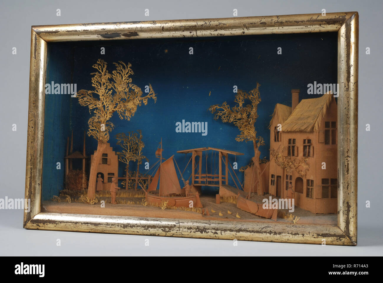 La boîte de visualisation Bavelaar, petite, petite boîte de visualisation avec scène rurale : maisons, pont-levis et la voile barge, diorama avec peinture bois papier de verre, carton en carton de bavarois bois carton et de verre à l'avant du châssis doré rond. Scène rurale : sur le côté gauche et droit respectivement avec la ferme gable et haystack et plus grand bâtiment avec cheminée et toit de chaume. Au flux avec jonction qui est comblé par de l'eau pont-levis sur l'homme à la barre de navigation barge et péniche amarrée en face du haut bâtiment. Sur la banque au premier plan est l'homme avec bâton de marche en vertu de l'arbre. T Banque D'Images La boîte de visualisation Bavelaar, petite, petite boîte de visualisation avec scène rurale : maisons, pont-levis et la voile barge, diorama avec peinture bois papier de verre, carton en carton de bavarois bois carton et de verre à l'avant du châssis doré rond. Scène rurale : sur le côté gauche et droit respectivement avec la ferme gable et haystack et plus grand bâtiment avec cheminée et toit de chaume. Au flux avec jonction qui est comblé par de l'eau pont-levis sur l'homme à la barre de navigation barge et péniche amarrée en face du haut bâtiment. Sur la banque au premier plan est l'homme avec bâton de marche en vertu de l'arbre. T Banque D'Images