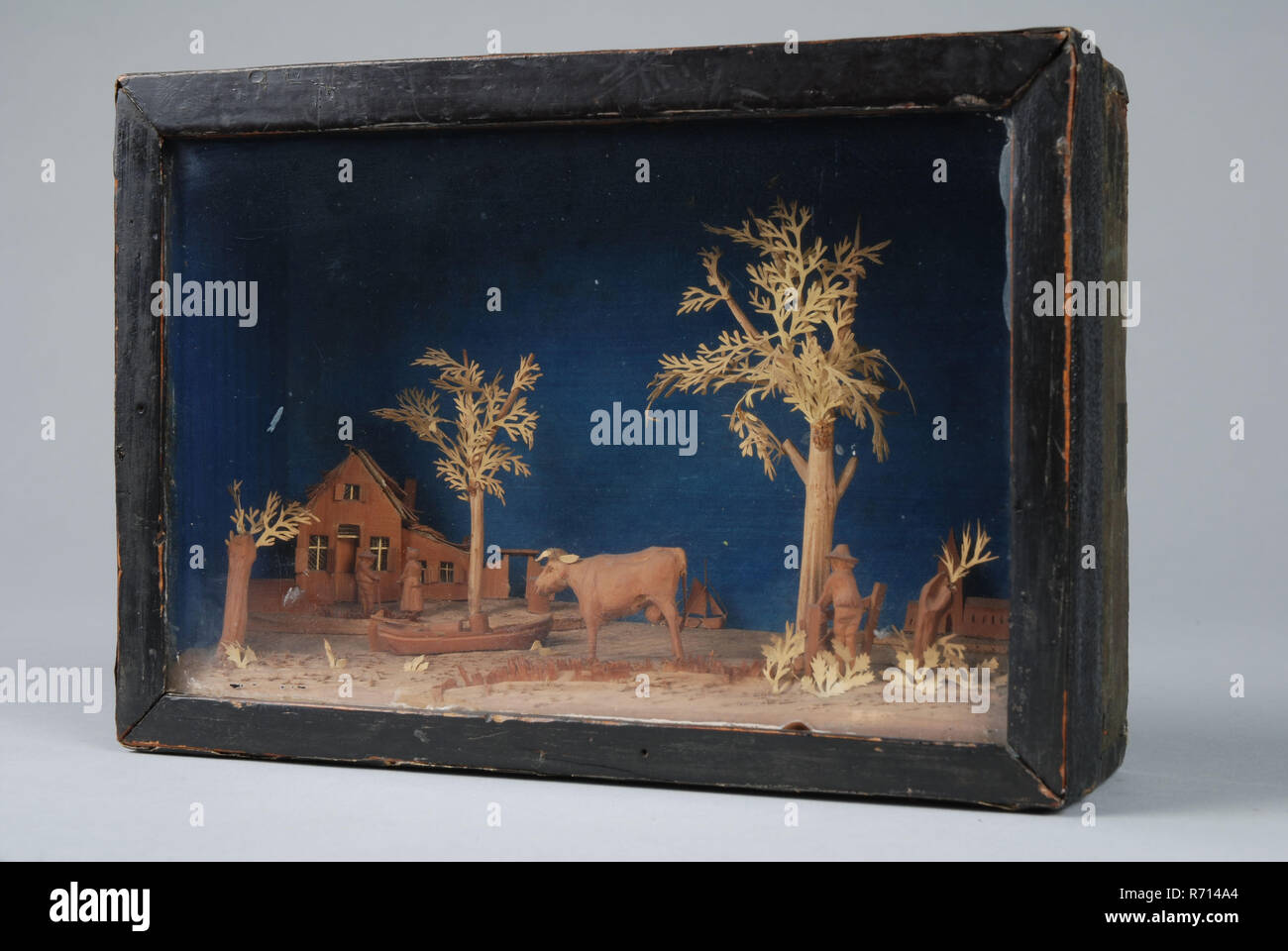 Bavelaar, petite boîte de visualisation avec scène rurale : parler l'homme et de la femme, de vache et de saules têtards, diorama avec peinture bois papier de verre, carton fort en Bavière de bois carton le papier et le verre. Scène rurale : les banques de l'eau à l'avant-plan et arrière-plan. Dans l'avant-plan saules têtards vache et l'homme contre l'équerrage ; à l'arrière chambre parle avec l'homme et la femme sur le côté péniche amarrée avec Tonnes à bord. Dans la barge et à distance l'église. Les branches d'arbres, de buissons et de roseaux sont faits de papier ; les autres pièces sont découpées dans du bois rouge-brun à grain fin. Le papier de fond est teint bleu o Banque D'Images Bavelaar, petite boîte de visualisation avec scène rurale : parler l'homme et de la femme, de vache et de saules têtards, diorama avec peinture bois papier de verre, carton fort en Bavière de bois carton le papier et le verre. Scène rurale : les banques de l'eau à l'avant-plan et arrière-plan. Dans l'avant-plan saules têtards vache et l'homme contre l'équerrage ; à l'arrière chambre parle avec l'homme et la femme sur le côté péniche amarrée avec Tonnes à bord. Dans la barge et à distance l'église. Les branches d'arbres, de buissons et de roseaux sont faits de papier ; les autres pièces sont découpées dans du bois rouge-brun à grain fin. Le papier de fond est teint bleu o Banque D'Images
