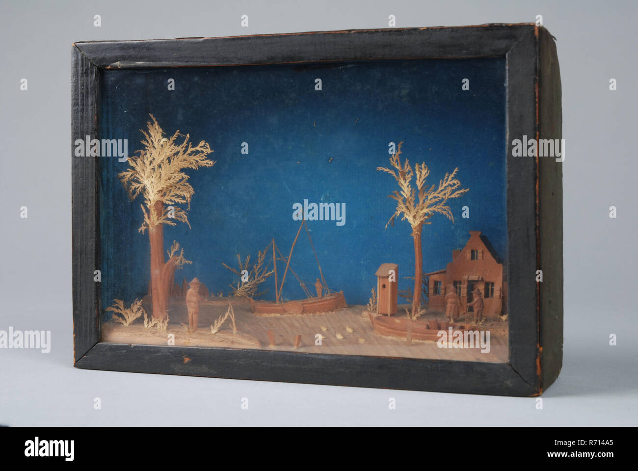 Bavelaar, petite boîte de visualisation avec scène rurale au bord de l'eau avec des bateaux de pêcheurs, et parler l'homme et de la femme, diorama avec peinture bois papier de verre, carton Bavelaar en carton de bois carton le papier et le verre. Scène rurale : les banques de l'eau à l'avant-plan et arrière-plan. Dans l'avant-plan par pêcheur arbre ; sur l'eau navire qui est bombardé et péniche amarrée avec Tonnes à bord sur la rive chambre avec toilettes à l'extérieur et de parler l'homme et de la femme. Les branches d'arbres, de buissons et de roseaux sont faits de papier ; les autres pièces sont découpées dans du bois rouge-brun à grain fin. Le papier de fond est teint bleu opti Banque D'Images Bavelaar, petite boîte de visualisation avec scène rurale au bord de l'eau avec des bateaux de pêcheurs, et parler l'homme et de la femme, diorama avec peinture bois papier de verre, carton Bavelaar en carton de bois carton le papier et le verre. Scène rurale : les banques de l'eau à l'avant-plan et arrière-plan. Dans l'avant-plan par pêcheur arbre ; sur l'eau navire qui est bombardé et péniche amarrée avec Tonnes à bord sur la rive chambre avec toilettes à l'extérieur et de parler l'homme et de la femme. Les branches d'arbres, de buissons et de roseaux sont faits de papier ; les autres pièces sont découpées dans du bois rouge-brun à grain fin. Le papier de fond est teint bleu opti Banque D'Images