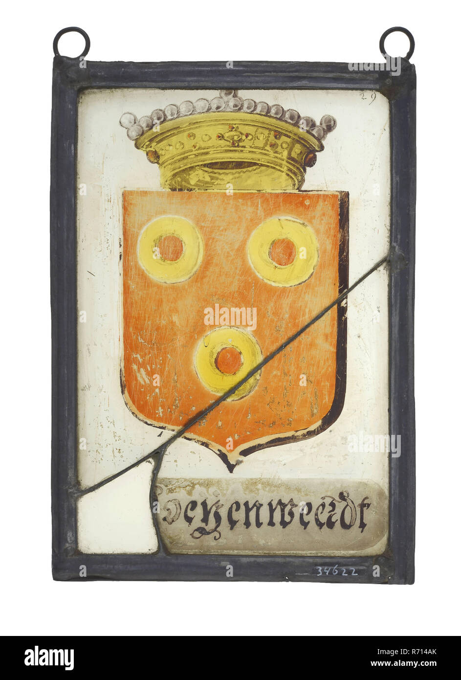 Hanger, fenêtre en verre peint avec de l'arme, Doyenweert glasspainting volet vitrail verre matériau plomb métal peinture, vitraux fenêtre rectangulaire en verre peint pendentifs souillés dans le plomb en haut avec deux anneaux suspendus avec Doyenweert's family crest avec le bouclier en rouge trois bagues d'or 2 et 1 au-dessus de la couronne avec Deyenweerdt ; en haut à droite avec stylo blanc : 29 Doeyenweerdt héraldique armoiries de la famille Banque D'Images