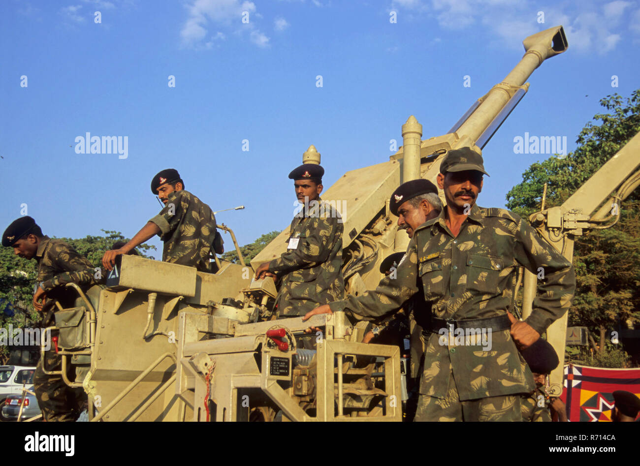 Des soldats indiens sur bofors Réservoir à savoir "votre exposition' à shivaji park, dadar, Bombay Mumbai, Maharashtra, Inde Banque D'Images