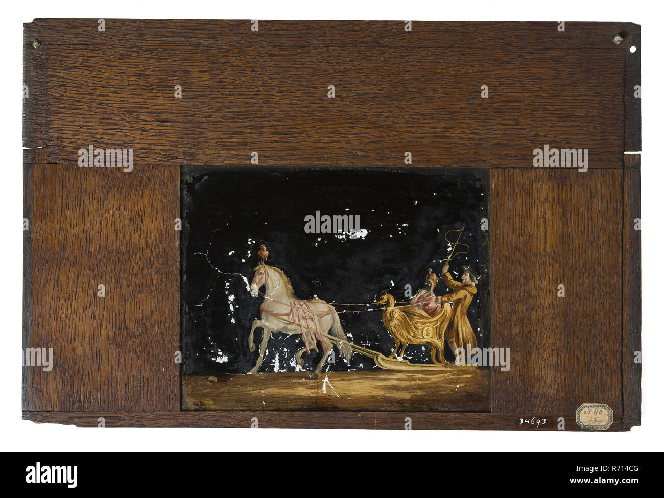 Tablette en verre peint à la main dans le cadre en bois pour l'éclairage du cabinet, représentant l'homme et la femme dans slideshelf slideshoot, traîneau peinture verre images chêne bois de la jambe, dimensions) peint à la main pour l'éclairage de verre dans l'armoire en chêne large cadre Le cadre est rajeuni sur les côtés et présente une usure et une décoloration : les plaques ont été poussés dans une armoire d'éclairage à partir de ci-dessus. À l'arrière gauche et à droite au-dessus de deux petites jambes points de fixation pour l'éclairage du cabinet. Droit de l'homme et de la femme dans la calèche par moule. Le traîneau est en forme d'oiseau de proie. La femme est tenue blac Banque D'Images