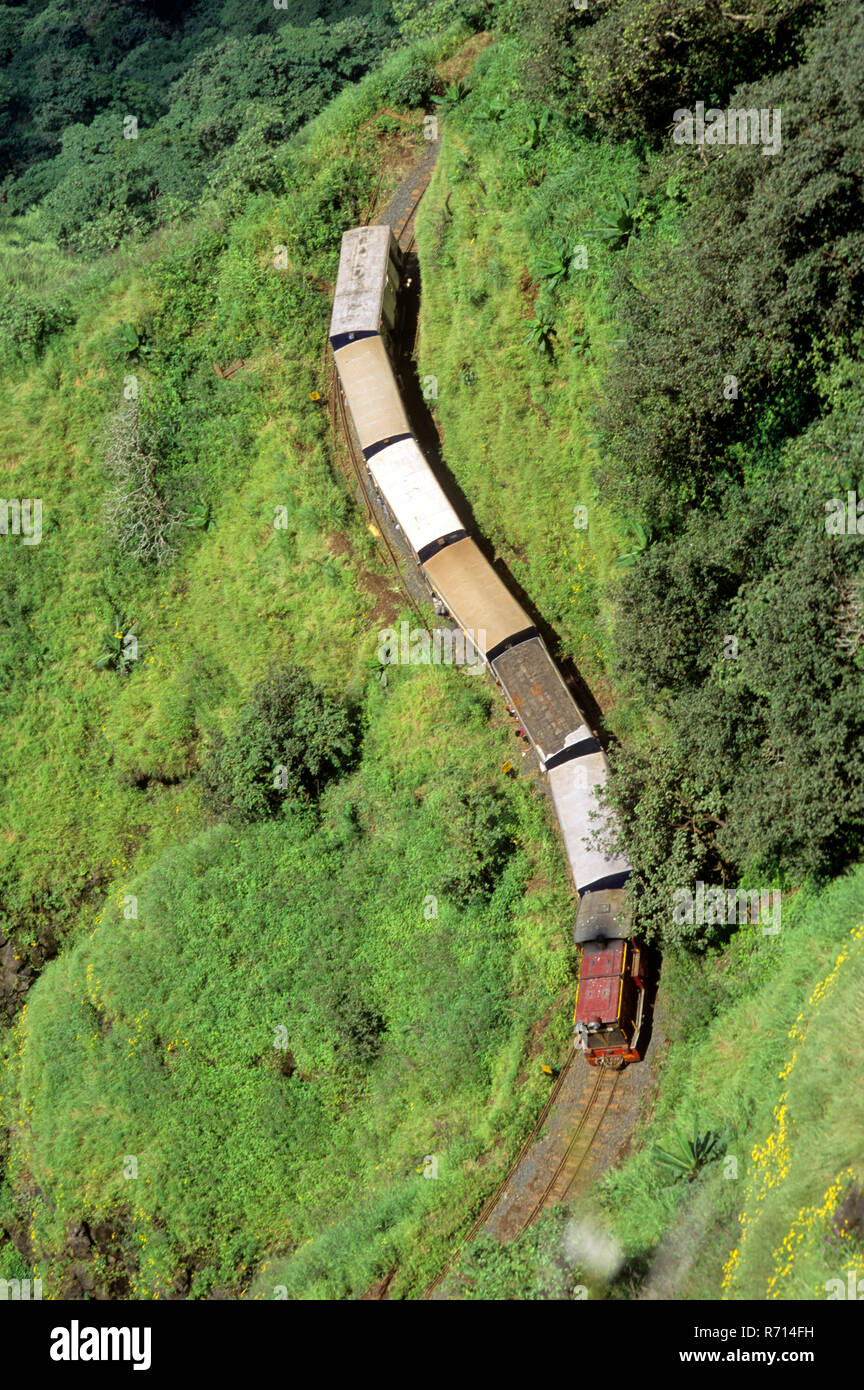 Mini train passant de neral à matheran, Maharashtra, Inde Banque D'Images