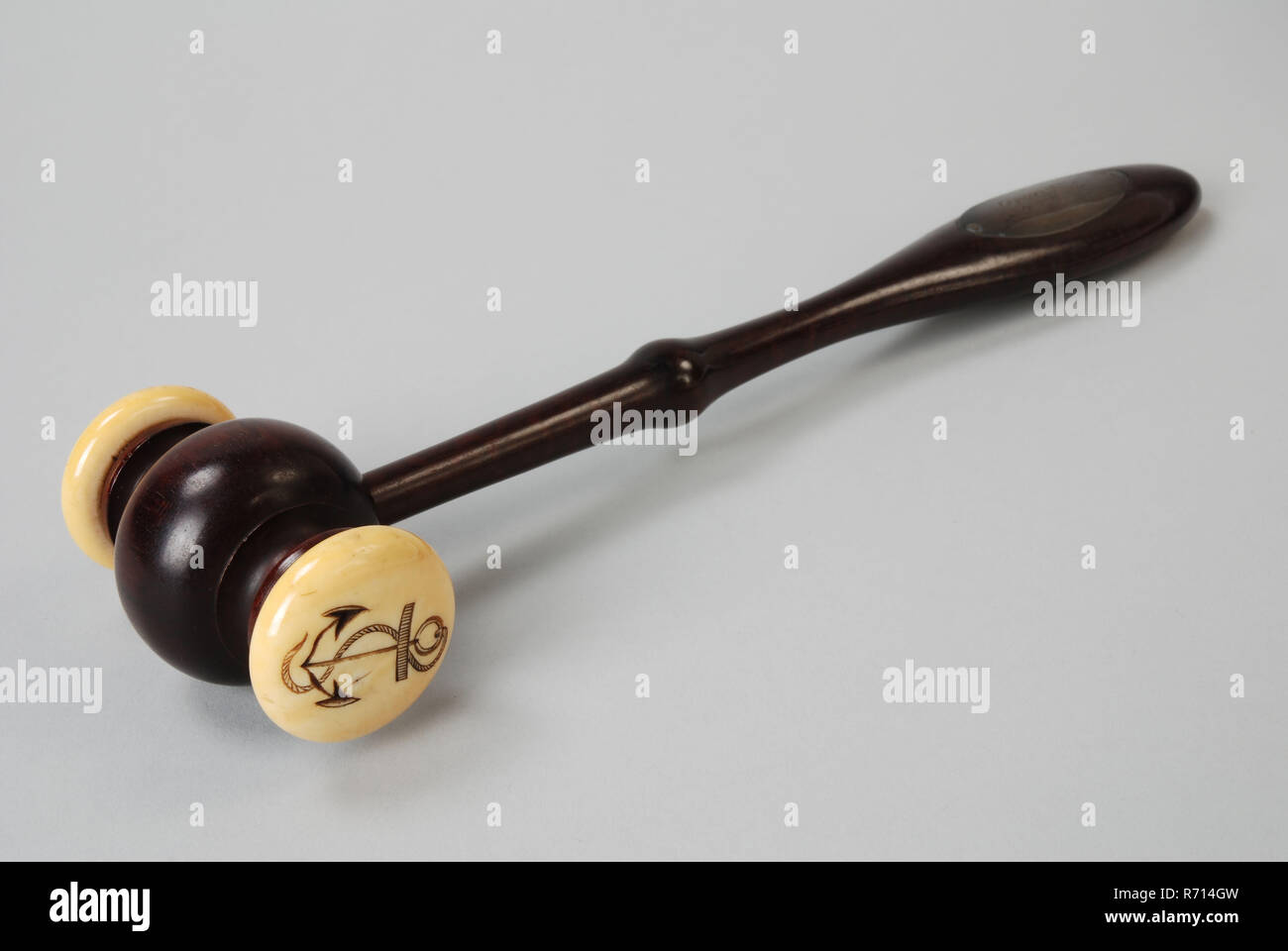 Marteau du président Royal Dutch Yacht Club, marteau marteau symbole officiel de l'opérateur d'identification de l'ivoire, la jambe de métal de l'argent 7,5 W, tournée de marteau gravé en bois. Poignée avec un épaississement mince et ovale poignée aplatie deux boucliers d'argent sur la poignée avec texte gravé avec tête en bois sur les deux côtés d'épaisseur comme bouton d'ivoire décorée des faces de frappe avec une ancre profondément prolongée le shields : Koninklijke Nederlandsche Yachtclub Opgerigt Janvier 1846 à unir relaxation loisirs Koninklijke Nederlandsche Yachtclub Rotterdam Banque D'Images