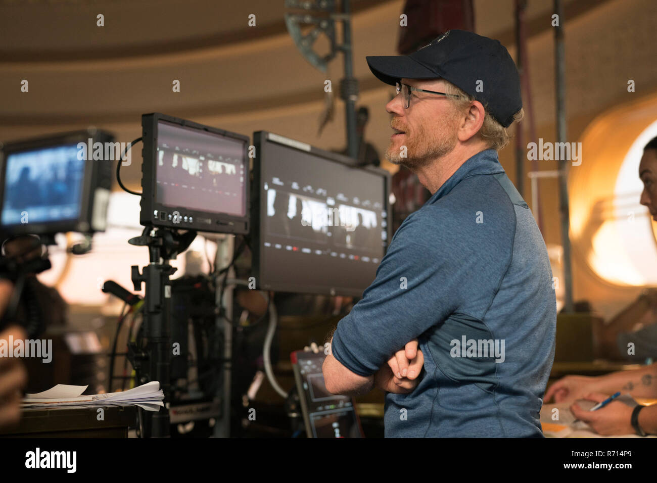 DATE DE SORTIE : Mai 25, 2018 Title : Solo : Une Histoire de Star Wars Lucasfilm : STUDIO Réalisateur : Ron Howard Résumé : Au cours d'une aventure dans le milieu criminel, Han Solo rencontre son futur co-pilote Chewbacca et Lando Calrissian rencontre ans avant de rejoindre la rébellion. Avec : Ron Howard sur le jeu . (Crédit Image : © Lucasfilm/photos) Banque D'Images