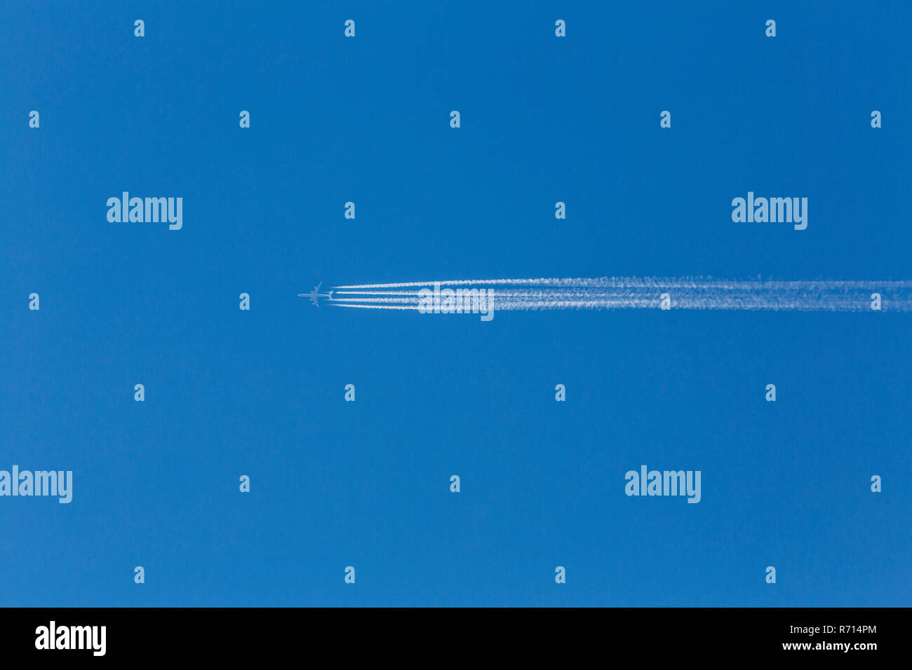 Avion quadriréacteur dans ciel, trainées, Allemagne Banque D'Images