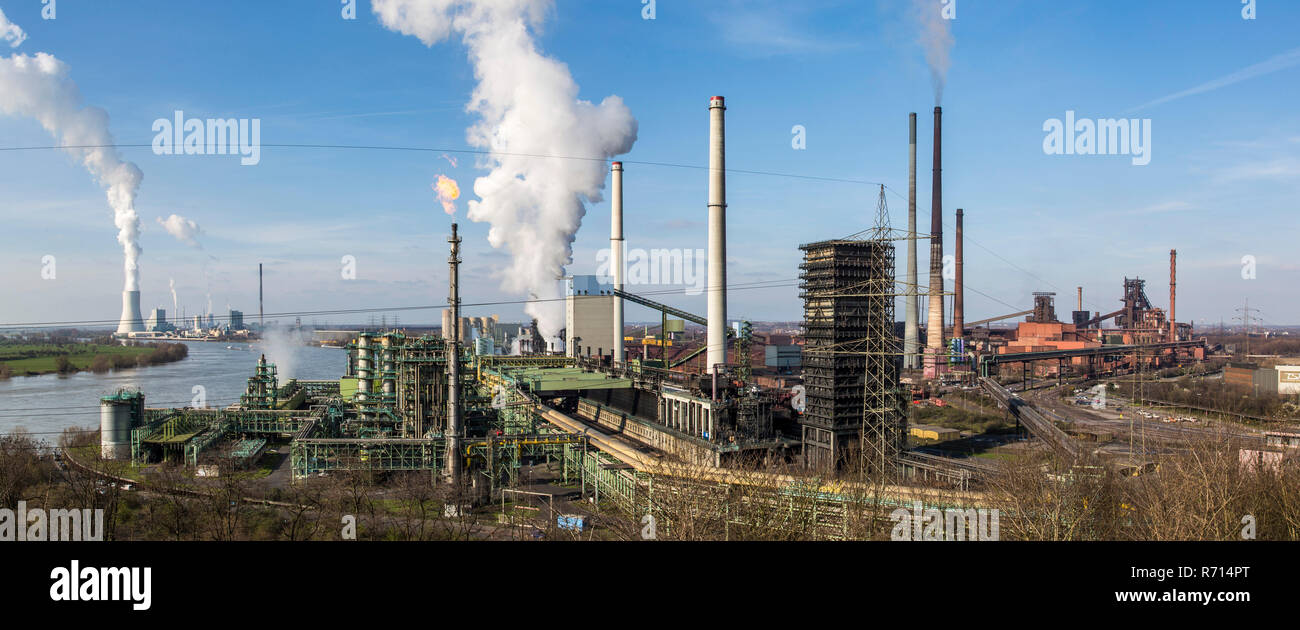 Cokerie, usine d'acier par le Rhin, les fournaises Schwelgern 1 et 2, tour de refroidissement de centrale à charbon Duisburg Walsum derrière Banque D'Images