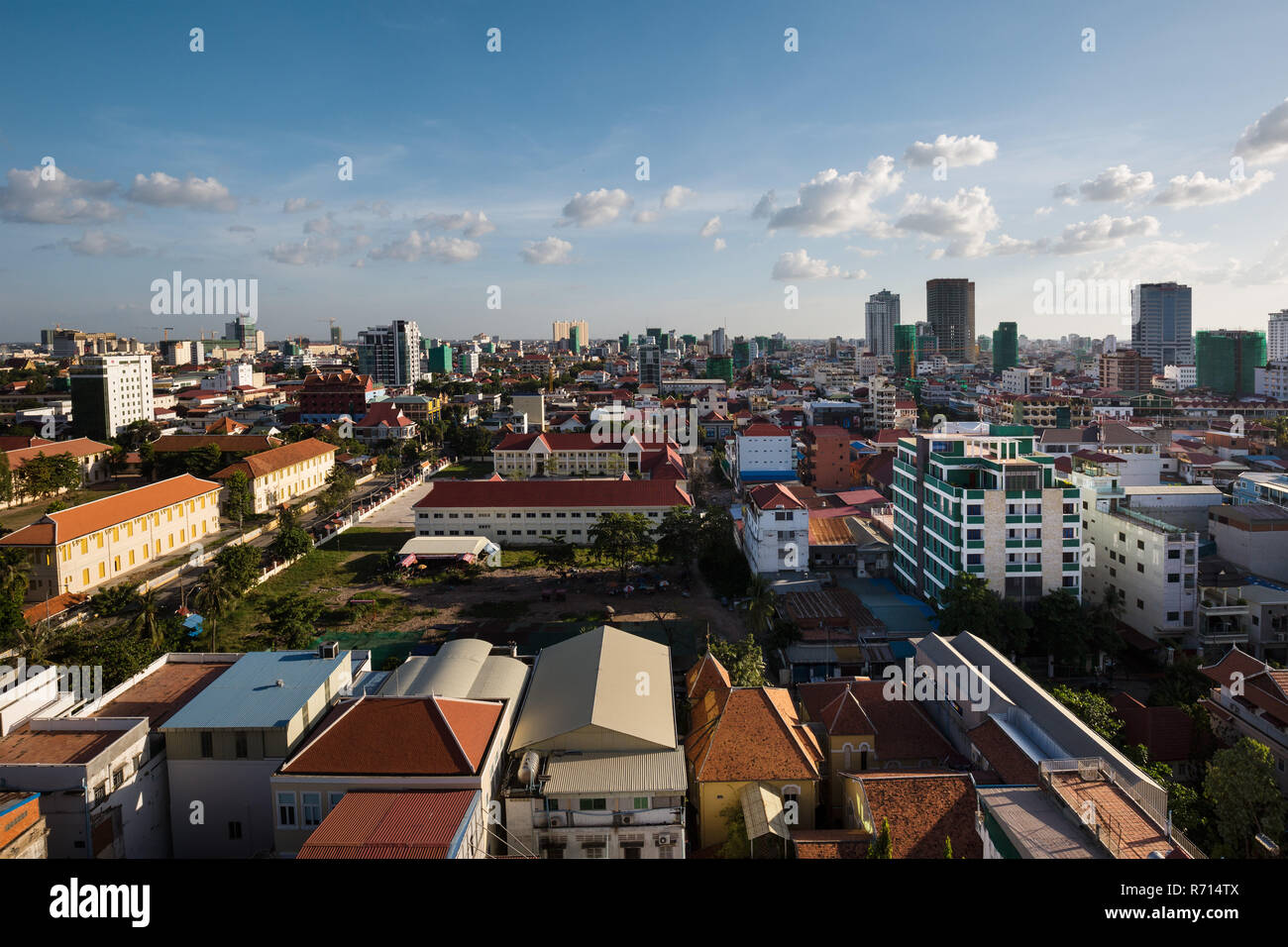 Vue sur la ville avec Sisovat College, paysage urbain, Phnom Penh, Cambodge Banque D'Images