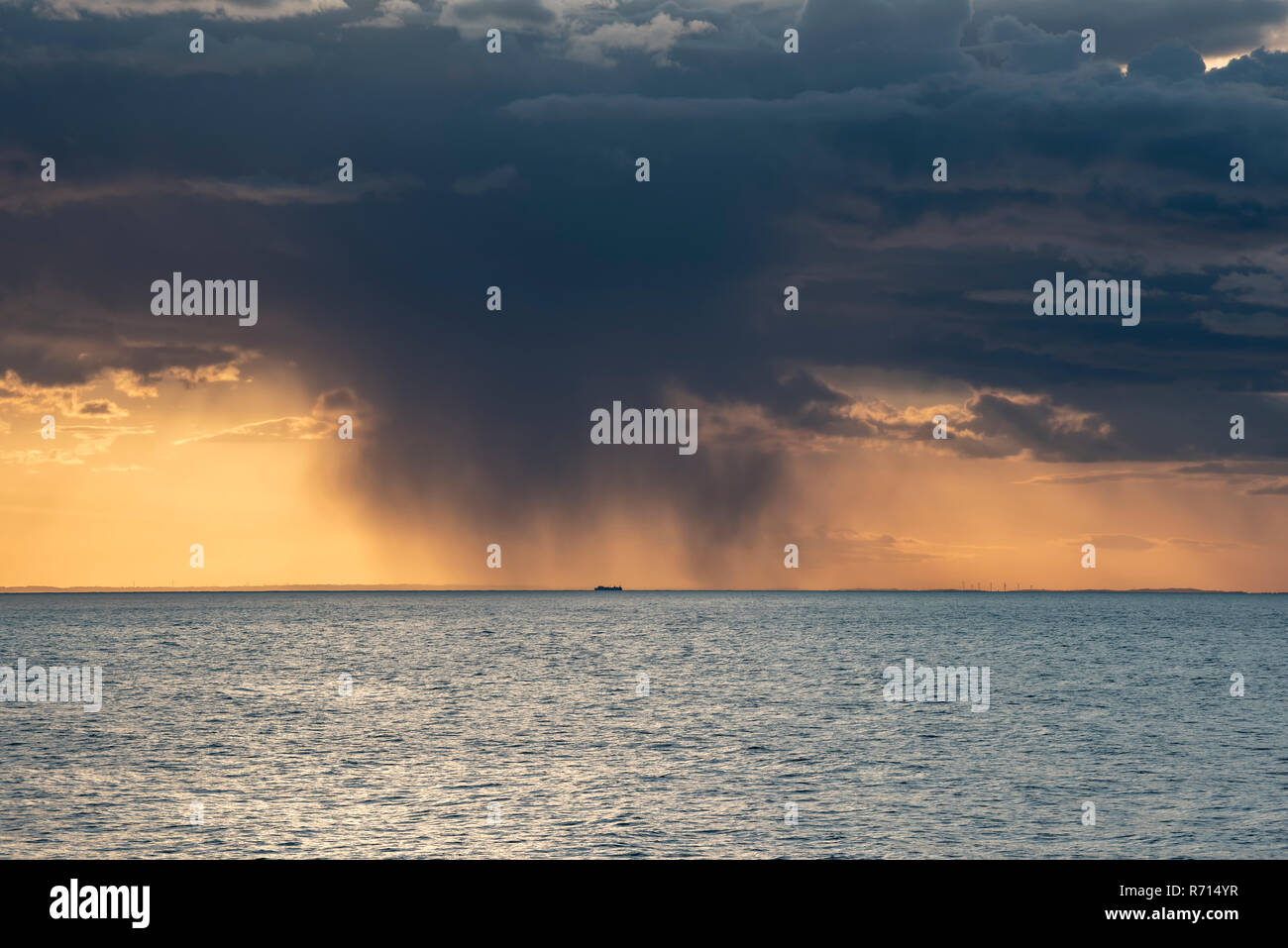 Pluie nuages sombres au coucher du soleil, trombe d'eau sur la mer du Nord, Angleterre, Grande-Bretagne Banque D'Images