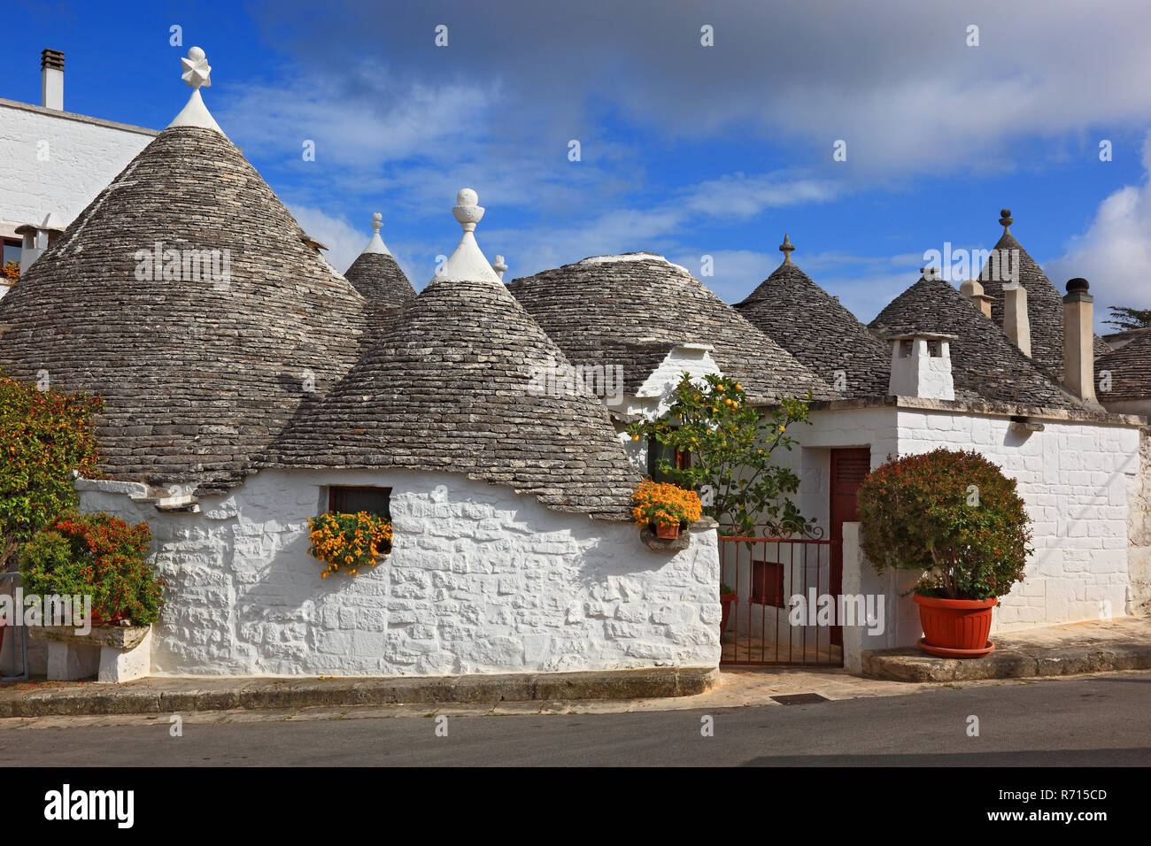 Trulli, maisons aux toits en pierre ronde, Alberobello, Pouilles, Italie Banque D'Images