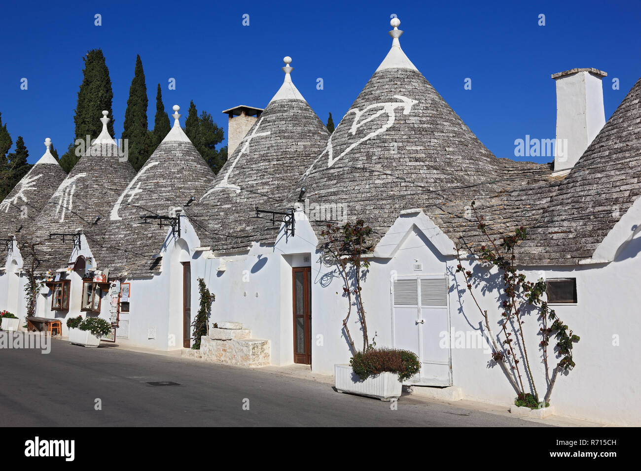 Trulli, maisons aux toits en pierre ronde, Alberobello, Pouilles, Italie Banque D'Images